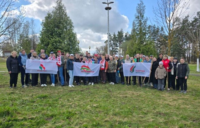 Заводчане  на субботнике. Следуйте их примеру