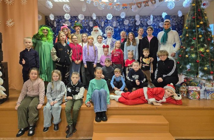 Волшебство на пороге: коллектив средней школы №4 подарил настоящее новогоднее приключение для детей работников завода