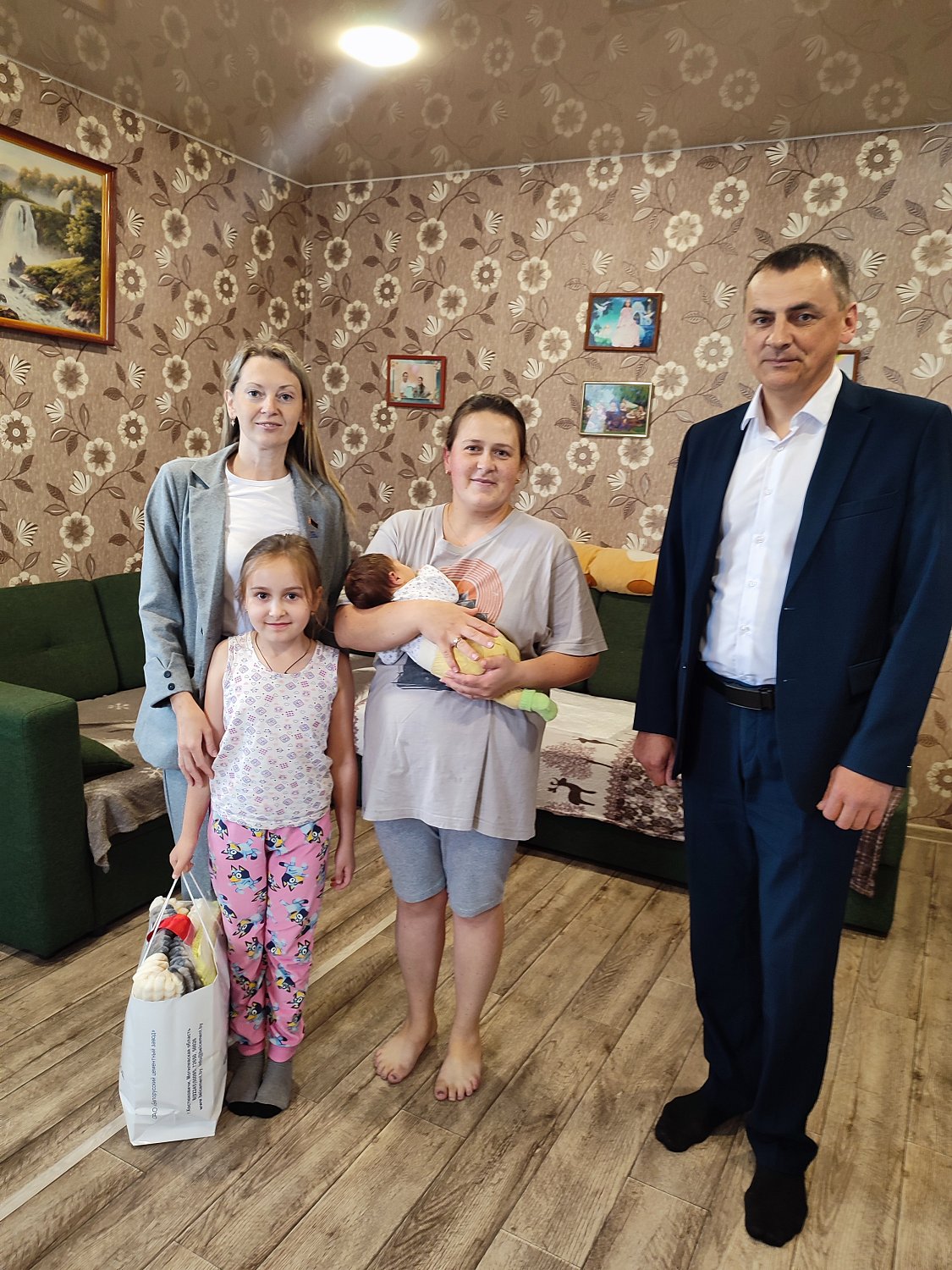 На Белорусском цементном заводе поздравили молодых мам в Год белорусской женщины